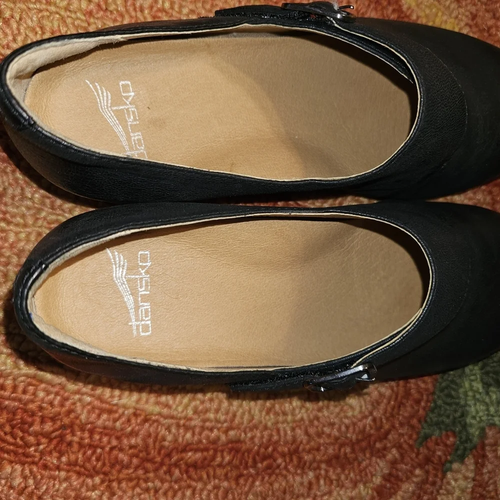 DANSKO 'Marisa' Black Leather Slipons Clogs Flats Buckle 8.5/39 Pre-owned XLNT